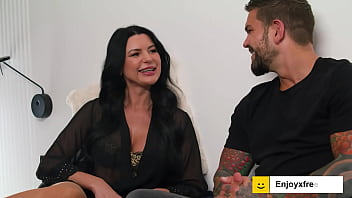 Mi madrastra se sorprende con el tamaño de mi polla