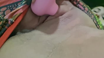Usando o vibrador pra gozar