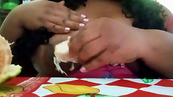 Crente safada chupando tangerina