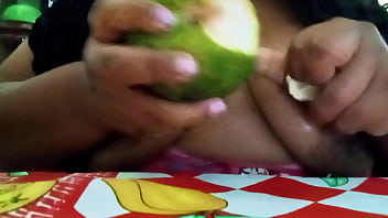 Crente safada chupando tangerina