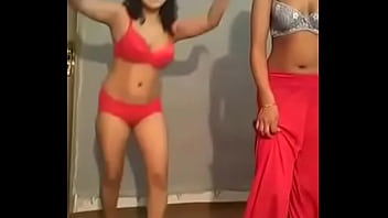 My 2 college friends show her body to invite me for sex