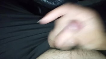 Amiga muy puta sale en coche conmigo y empieza a pajearme en el estacionamiento de un supermercado