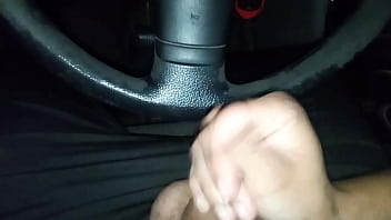 Amiga muy puta sale en coche conmigo y empieza a pajearme en el estacionamiento de un supermercado