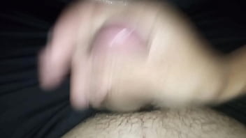 Amiga muy puta sale en coche conmigo y empieza a pajearme en el estacionamiento de un supermercado