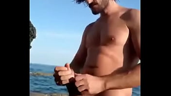 Macho Gostoso Batendo Punheta Na Praia thumbnail