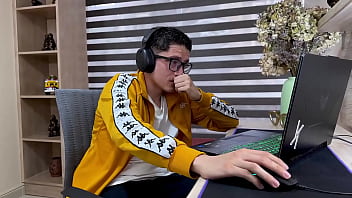 Madrastra latina de culo perfecto cabalga la gran verga de su hijastro nerd por primera vez se viene a chorros