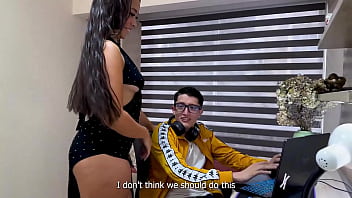 Madrastra latina de culo perfecto cabalga la gran verga de su hijastro nerd por primera vez se viene a chorros