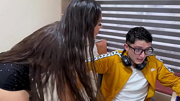 Madrastra latina de culo perfecto cabalga la gran verga de su hijastro nerd por primera vez se viene a chorros Madrastra latina de culo perfecto cabalga la gran verga de su hijastro nerd por primera vez se viene a chorros