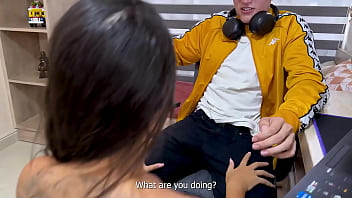 Madrastra latina de culo perfecto cabalga la gran verga de su hijastro nerd por primera vez se viene a chorros