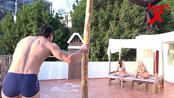 Hombre de rescate se folla a 2 turistas