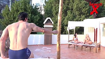 Hombre de rescate se folla a 2 turistas