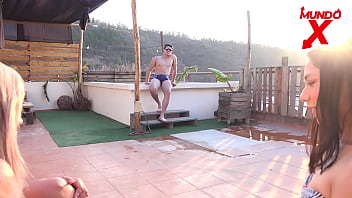 Hombre de rescate se folla a 2 turistas