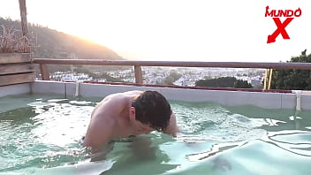 Hombre de rescate se folla a 2 turistas