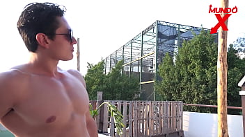 Hombre de rescate se folla a 2 turistas