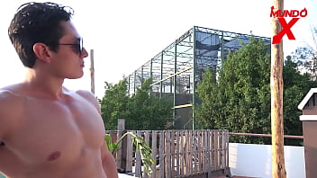 Hombre de rescate se folla a 2 turistas