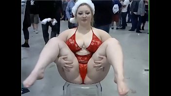 Chubby blonde piggy con big booty pawg