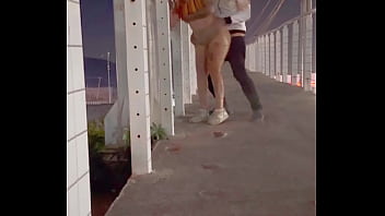 Pareja cogiendo en el puente Pareja cogiendo en el puente