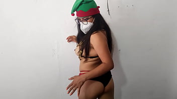 Madrastra se viste eroticamente antes de navidad y me manda su video porno