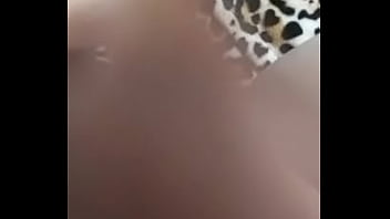 Esposa exitada masturbandose le falta verga