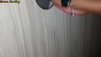 Ela estava louca por rola e pediu pro corno levar no buraco da glória