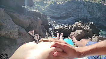 Sesso selvaggio tra gli scogli dove nessuno può vederci