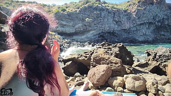 Sesso selvaggio tra gli scogli dove nessuno può vederci