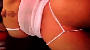 Todavía aprieto y mucho casi le saco el condón