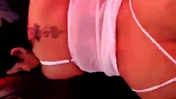 Todavía aprieto y mucho casi le saco el condón