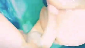 Todavía aprieto y mucho casi le saco el condón