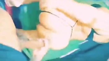 Todavía aprieto y mucho casi le saco el condón