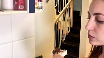 Fui tomar café e acabei comendo minha cunhada gostosa na cozinha