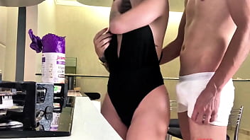 Fui tomar café e acabei comendo minha cunhada gostosa na cozinha