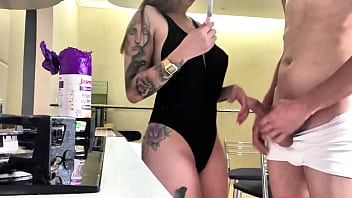 Fui tomar café e acabei comendo minha cunhada gostosa na cozinha