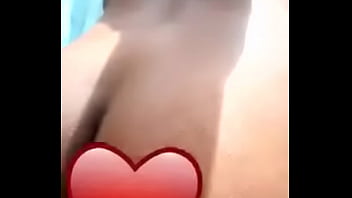 Elle remue sasses fesses