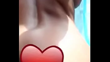 Elle remue sasses fesses