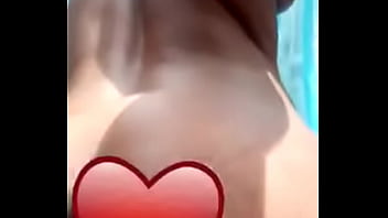 Elle remue sasses fesses