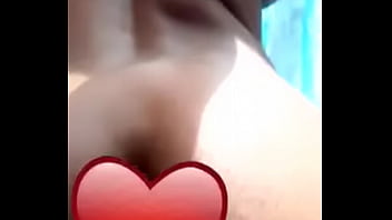 Elle remue sasses fesses