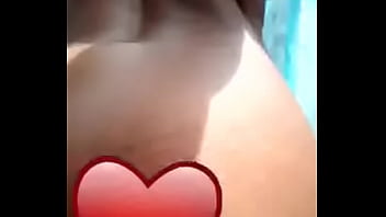 Elle remue sasses fesses