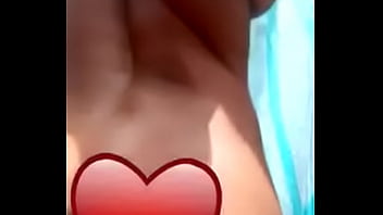 Elle remue sasses fesses