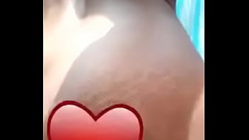 Elle remue sasses fesses