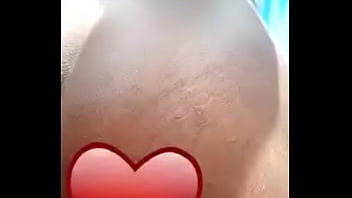 Elle remue sasses fesses