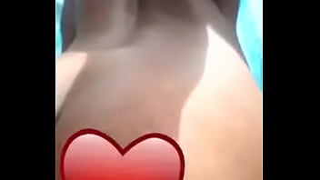 Elle remue sasses fesses