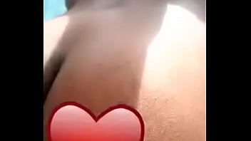 Elle remue sasses fesses