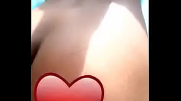 Elle remue sasses fesses