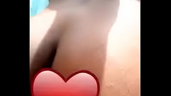 Elle remue sasses fesses