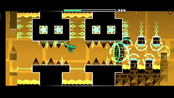 El pelicano picando con un pico de madera como en el maicra