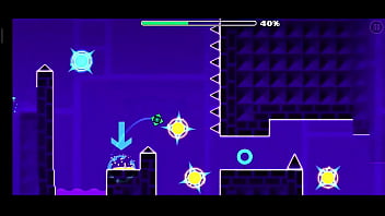 El pelicano picando con un pico de madera como en el maicra