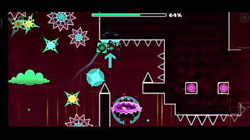 El pelicano picando con un pico de madera como en el maicra