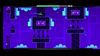 El pelicano picando con un pico de madera como en el maicra