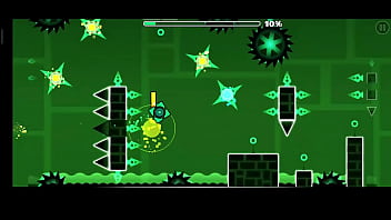 El pelicano picando con un pico de madera como en el maicra